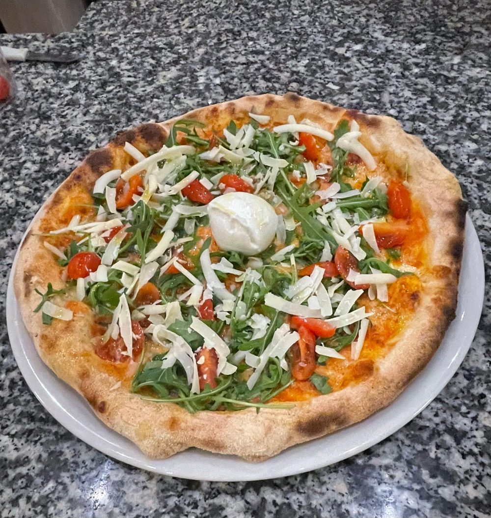 Pizza mit Burrata und Rucola